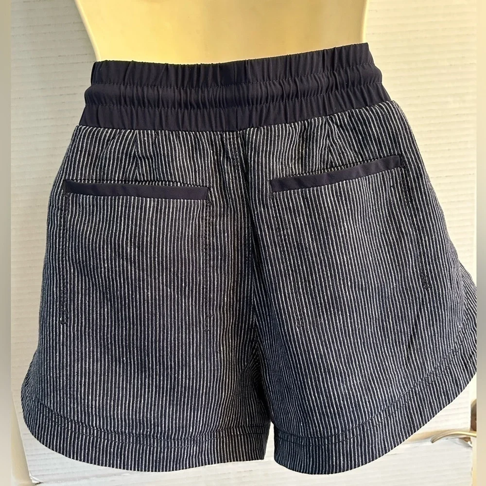 Athleta women’s blue beach side Bali linen‎ shorts in navy striped Sz 2. K20